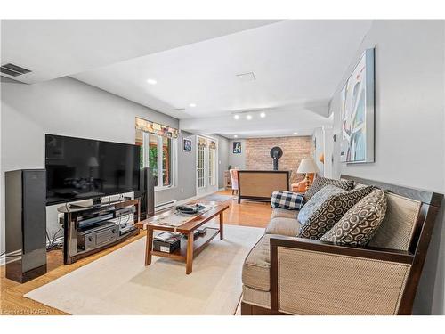 1098 Caitlin Crescent, Kingston, ON - Indoor Photo Showing Living Room