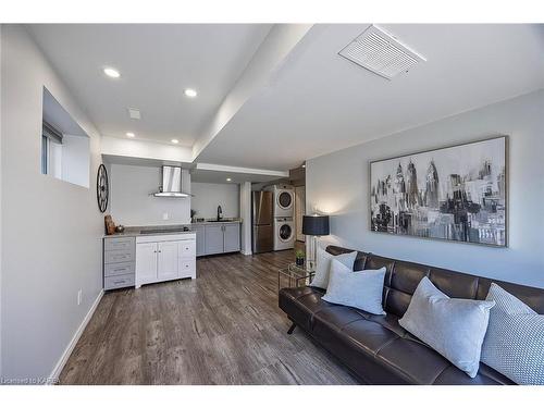 1422 Remington Avenue, Kingston, ON - Indoor Photo Showing Living Room