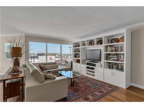 1203-185 Ontario Street, Kingston, ON - Indoor Photo Showing Living Room