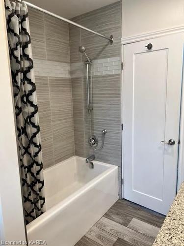 9 Elizabeth Avenue, Kingston, ON - Indoor Photo Showing Bathroom