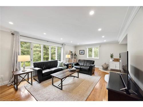 441 Heathcliffe Lane, Kingston, ON - Indoor Photo Showing Living Room