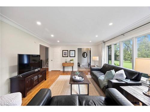 441 Heathcliffe Lane, Kingston, ON - Indoor Photo Showing Living Room