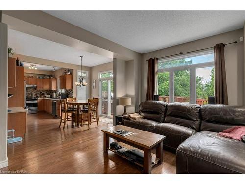 500 Weston Crescent, Kingston, ON - Indoor Photo Showing Living Room