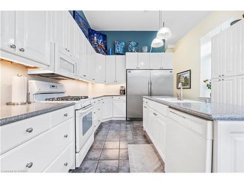 11 Cross Street, Odessa, ON - Indoor Photo Showing Kitchen