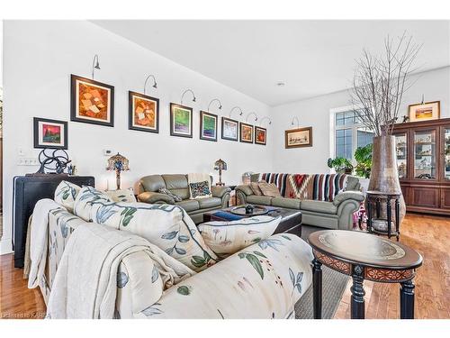 11 Cross Street, Odessa, ON - Indoor Photo Showing Living Room