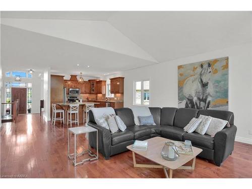 1090 Fawn Court, Kingston, ON - Indoor Photo Showing Living Room