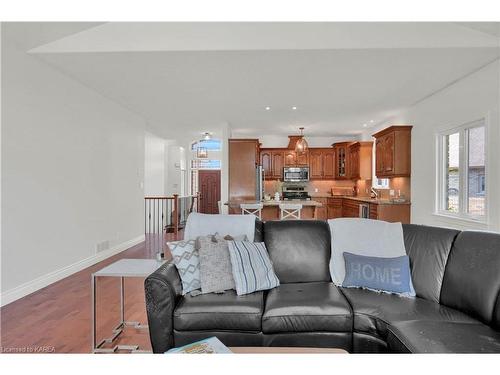 1090 Fawn Court, Kingston, ON - Indoor Photo Showing Living Room