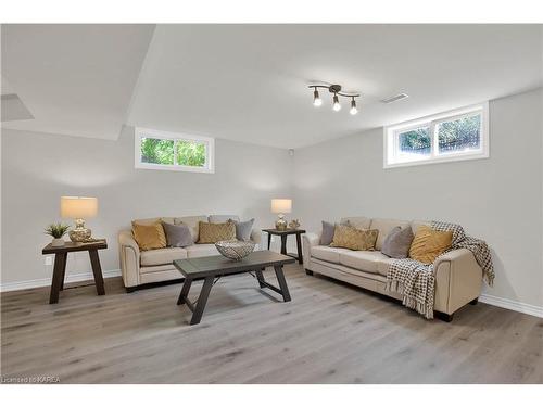 1090 Fawn Court, Kingston, ON - Indoor Photo Showing Living Room