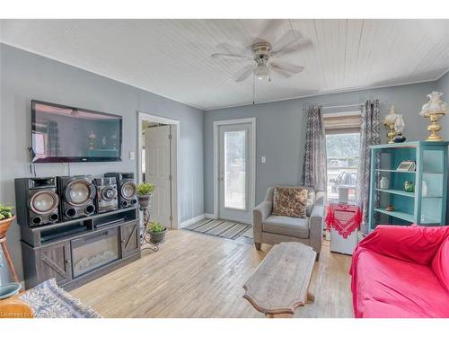 14255 Road 38 Road, Sharbot Lake, ON - Indoor Photo Showing Living Room