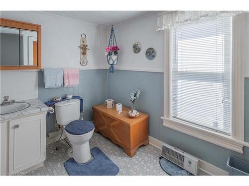 13 Garden Street, Lansdowne, ON - Indoor Photo Showing Bathroom