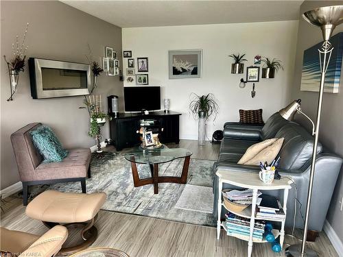 304-2 Mowat Avenue, Kingston, ON - Indoor Photo Showing Living Room