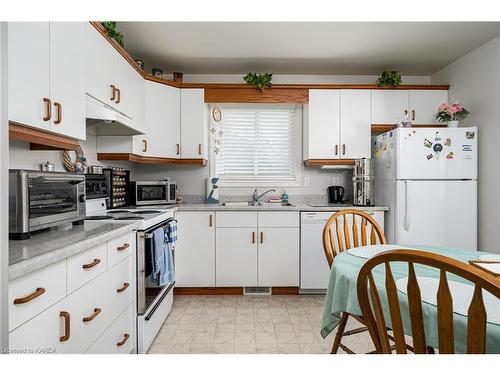 5810 County Rd 9, Napanee, ON - Indoor Photo Showing Kitchen With Double Sink