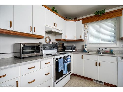 5810 County Rd 9, Napanee, ON - Indoor Photo Showing Kitchen