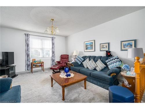 5810 County Rd 9, Napanee, ON - Indoor Photo Showing Living Room