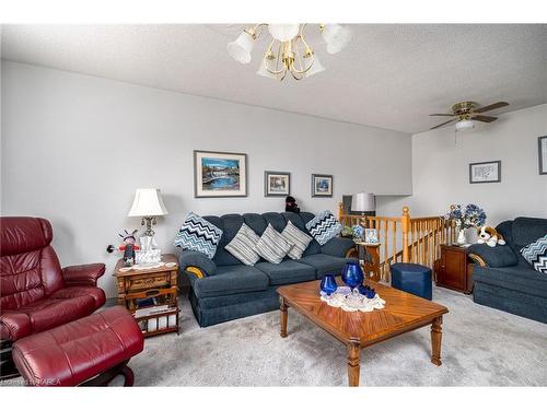 5810 County Rd 9, Napanee, ON - Indoor Photo Showing Living Room