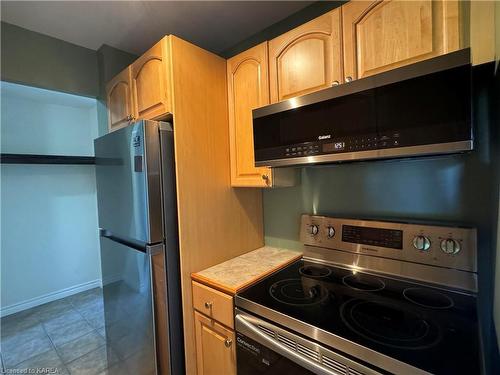 305-334 Queen Mary Road, Kingston, ON - Indoor Photo Showing Kitchen