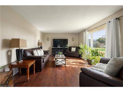 3238 Highway 15, Kingston, ON - Indoor Photo Showing Living Room