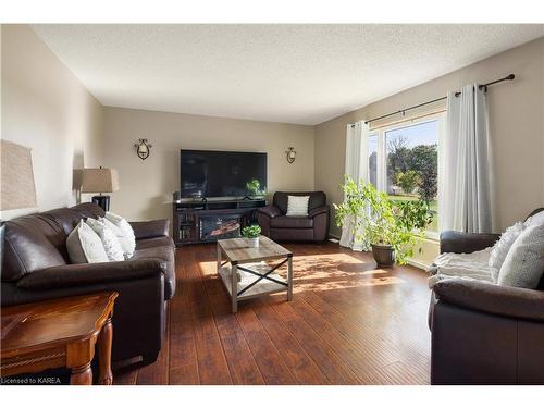 3238 Highway 15, Kingston, ON - Indoor Photo Showing Living Room