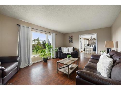 3238 Highway 15, Kingston, ON - Indoor Photo Showing Living Room