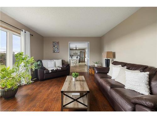 3238 Highway 15, Kingston, ON - Indoor Photo Showing Living Room