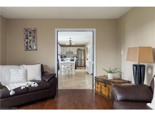 3238 Highway 15, Kingston, ON - Indoor Photo Showing Living Room