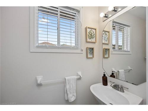 476 Fieldstone Drive, Kingston, ON - Indoor Photo Showing Bathroom