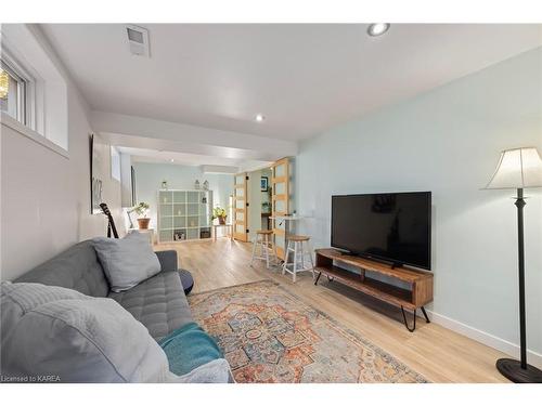 476 Fieldstone Drive, Kingston, ON - Indoor Photo Showing Living Room