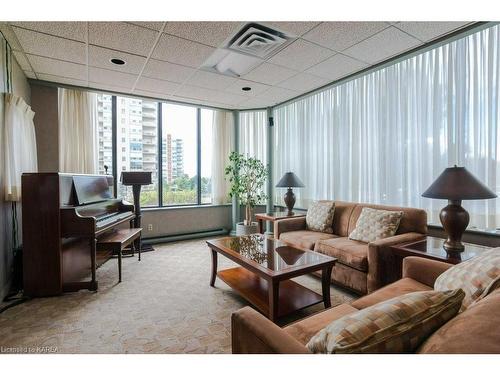 102-1000 King Street W, Kingston, ON - Indoor Photo Showing Living Room