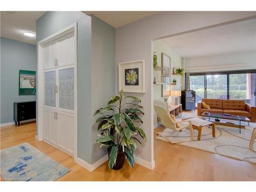 102-1000 King Street W, Kingston, ON - Indoor Photo Showing Living Room