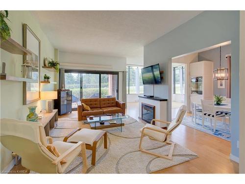 102-1000 King Street W, Kingston, ON - Indoor Photo Showing Living Room