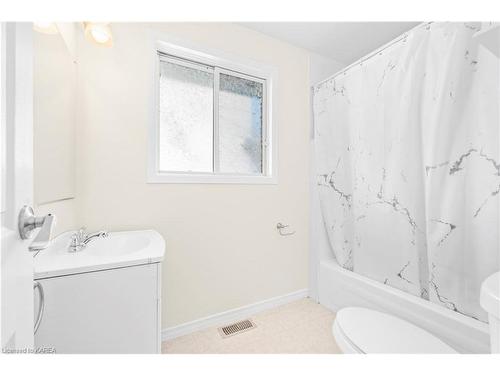 1470 Montreal Street, Kingston, ON - Indoor Photo Showing Bathroom