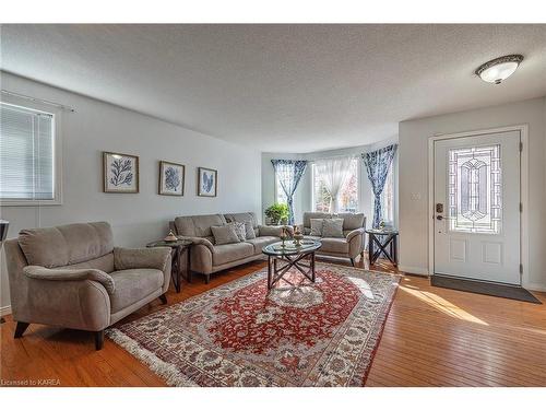 950 Lombardy Street, Kingston, ON - Indoor Photo Showing Living Room