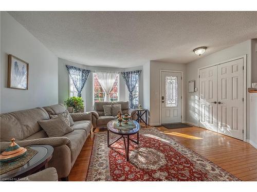 950 Lombardy Street, Kingston, ON - Indoor Photo Showing Living Room