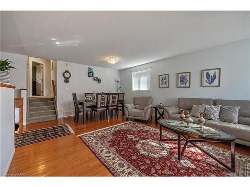 950 Lombardy Street, Kingston, ON - Indoor Photo Showing Living Room