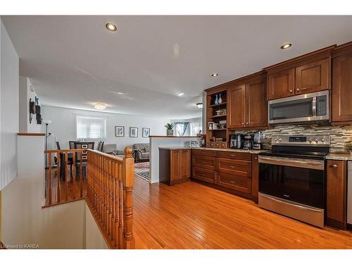 950 Lombardy Street, Kingston, ON - Indoor Photo Showing Kitchen