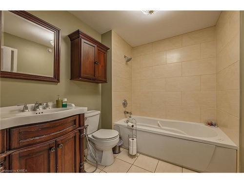 950 Lombardy Street, Kingston, ON - Indoor Photo Showing Bathroom