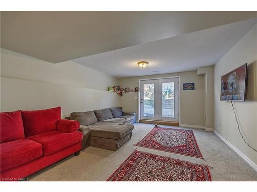 950 Lombardy Street, Kingston, ON - Indoor Photo Showing Living Room