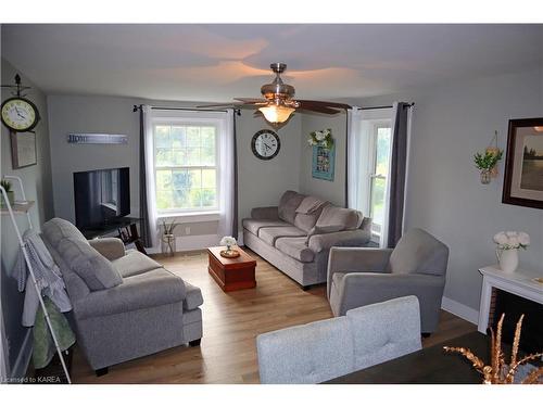 3281 Switzerville Road, Napanee, ON - Indoor Photo Showing Living Room