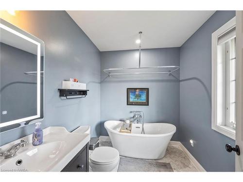 1439 Mildred Street, Kingston, ON - Indoor Photo Showing Bathroom