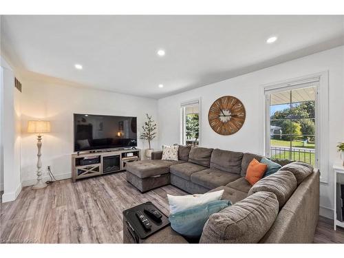 1439 Mildred Street, Kingston, ON - Indoor Photo Showing Living Room