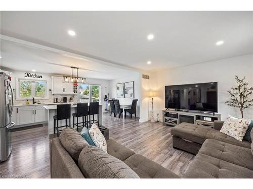 1439 Mildred Street, Kingston, ON - Indoor Photo Showing Living Room