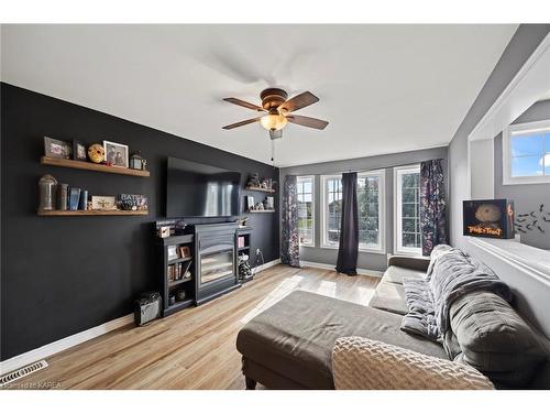 57 Kanvers Way, Napanee, ON - Indoor Photo Showing Living Room