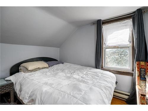 293 Dundas Street W, Napanee, ON - Indoor Photo Showing Bedroom