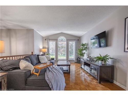 155 Elmwood Drive, Gananoque, ON - Indoor Photo Showing Living Room