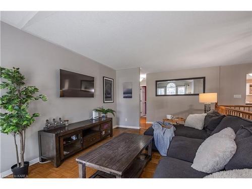 155 Elmwood Drive, Gananoque, ON - Indoor Photo Showing Living Room