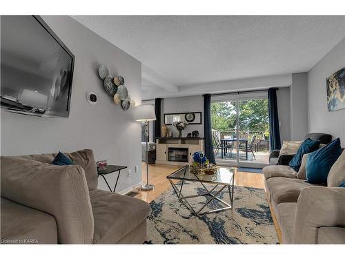 496 Grandtrunk Avenue, Kingston, ON - Indoor Photo Showing Living Room