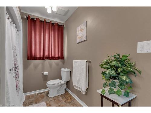 496 Grandtrunk Avenue, Kingston, ON - Indoor Photo Showing Bathroom