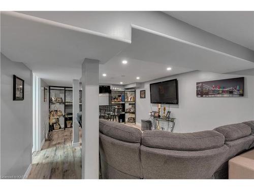 496 Grandtrunk Avenue, Kingston, ON - Indoor Photo Showing Living Room