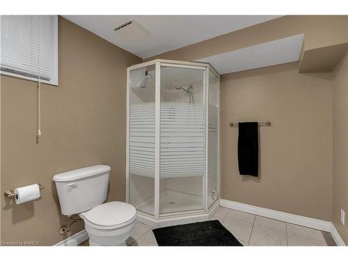 496 Grandtrunk Avenue, Kingston, ON - Indoor Photo Showing Bathroom