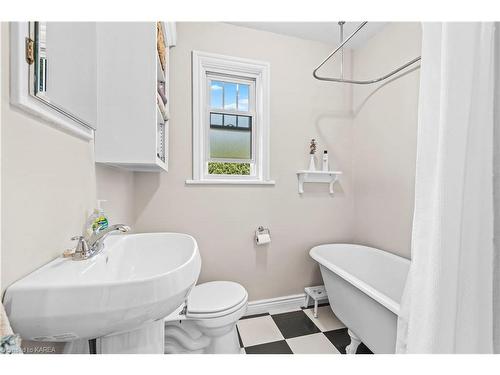 4 Montgomery Boulevard, Kingston, ON - Indoor Photo Showing Bathroom